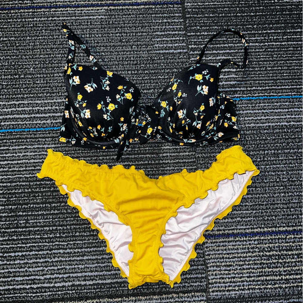 Shade & Shore bathing suit set, Women’s size 34C top (small), size small bottoms